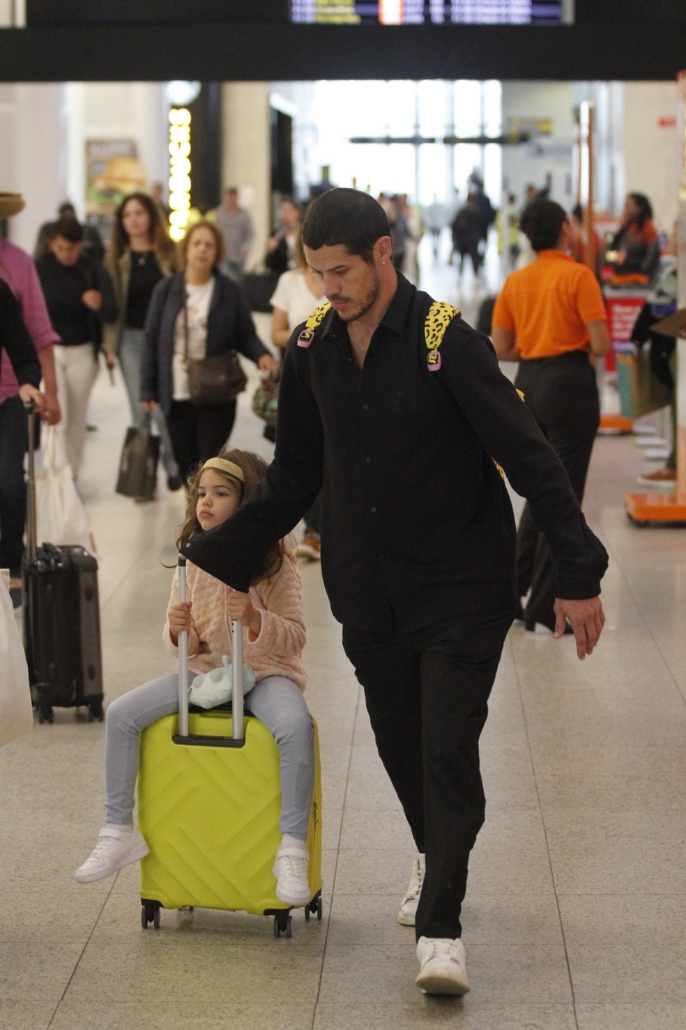 José Loreto desembarcou com sua filha no aeroporto  Santos Dumont   — Foto:  ADÃO/ AGNEWS.
