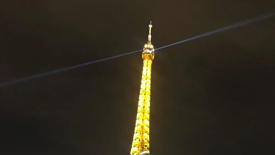 Mariely Santos fica noiva aos pés da Torre Eiffel, em Paris