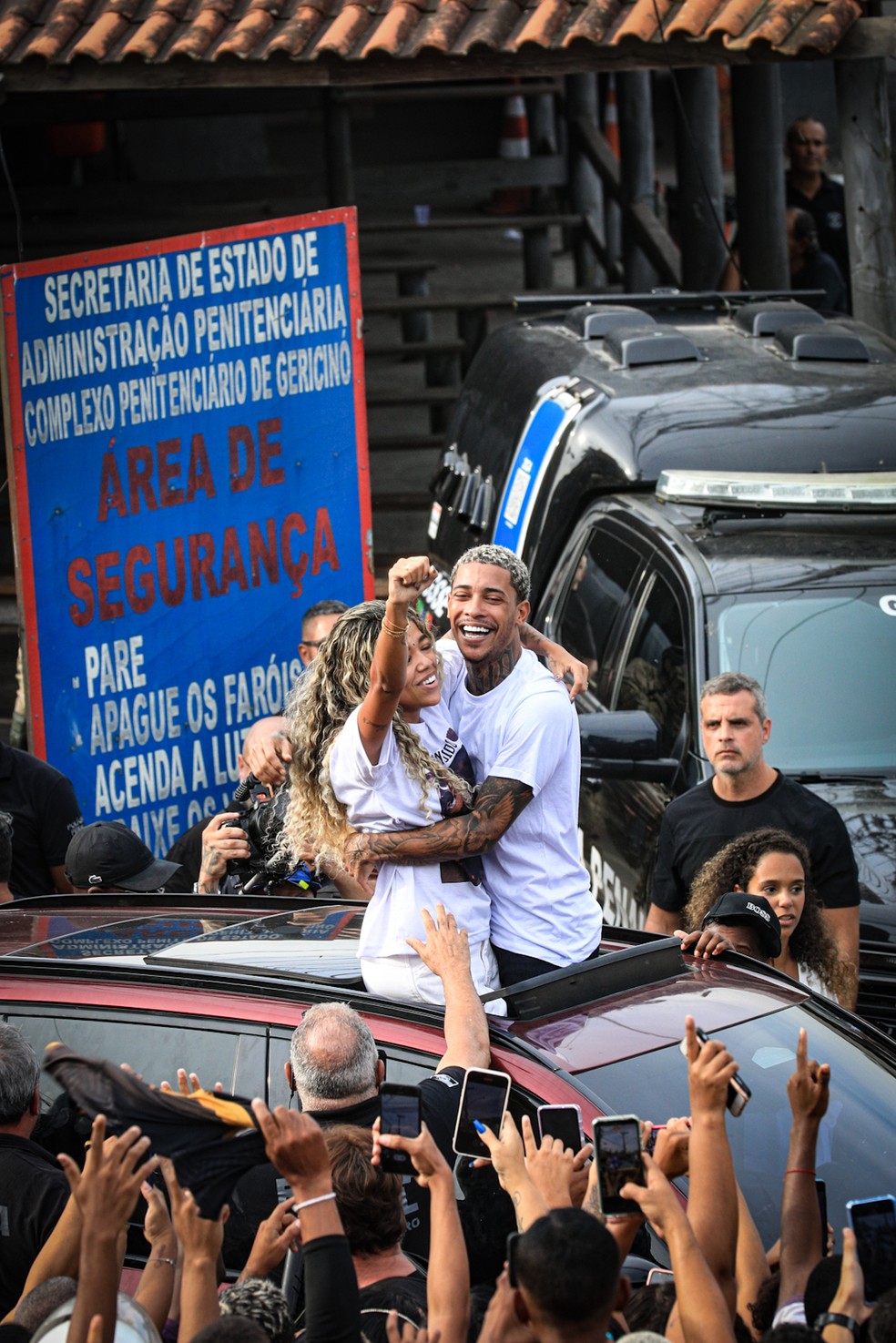 MC Poze é solto no Rio — Foto: Victor Chapetta / Agnews