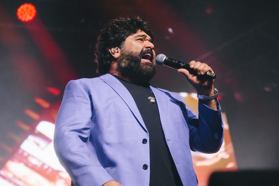 Sertanejo Fabiano, da dupla com Menotti, sofre acidente e capota carro