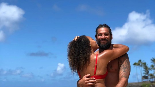 Sheron Menezzes ganha mão boba do marido em praia no Havaí: 'Meu Aquaman'