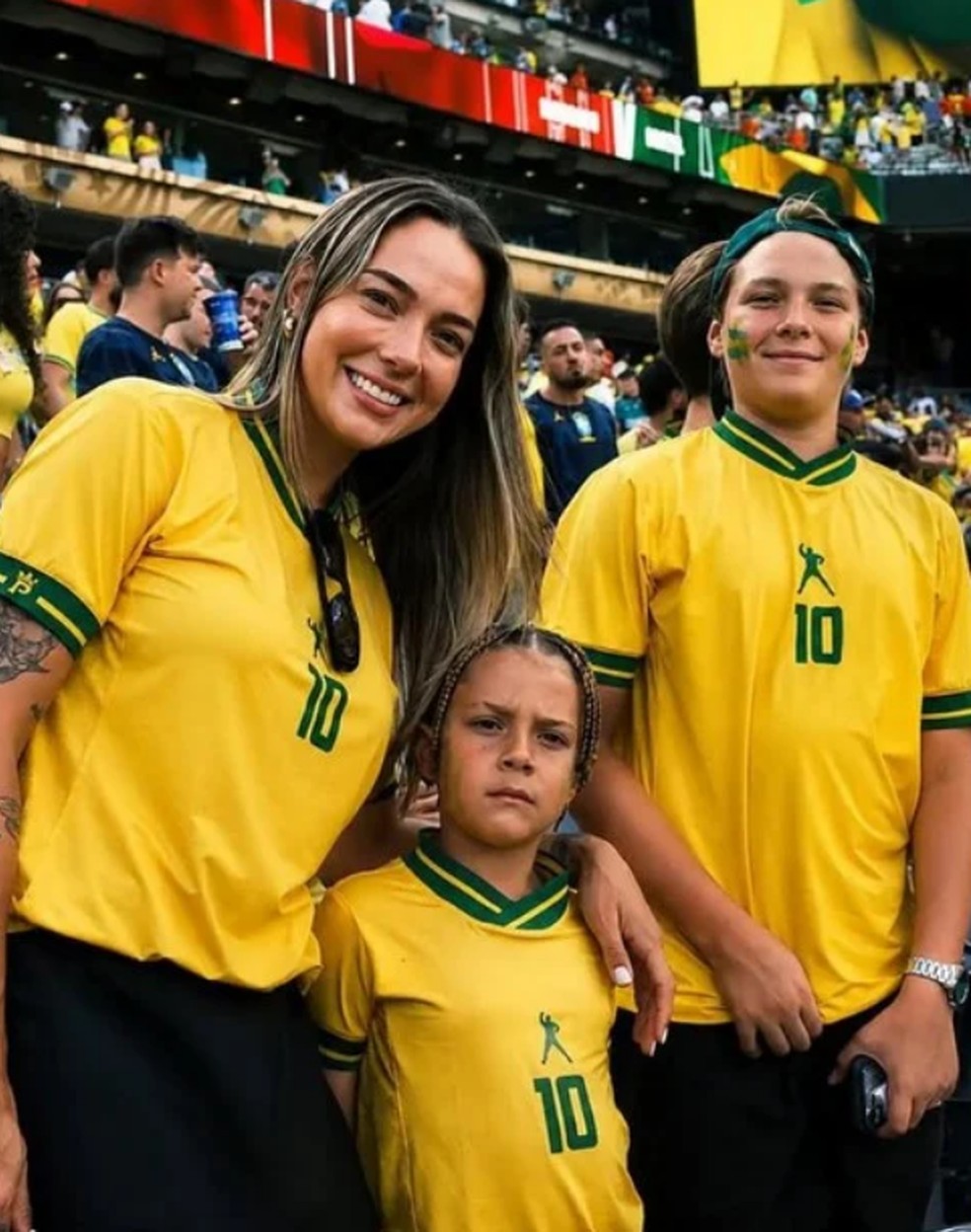 Carol Dantas com os filhos Valentin e Davi Lucca — Foto: Reprodução/Instagram