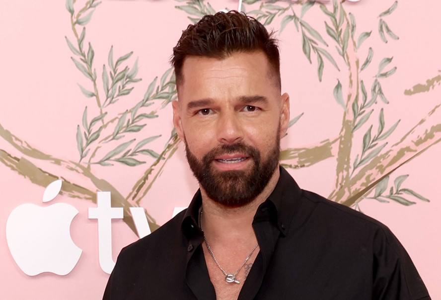 Ricky Martin faz aparição rara com os filhos de 15 anos em première de série