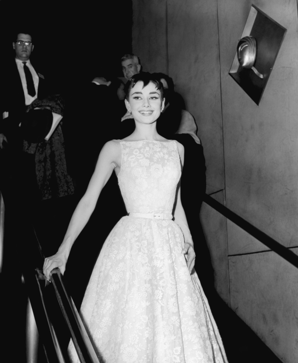 Audrey Hepburn, no Oscar de1954, usando Givenchy — Foto: Getty