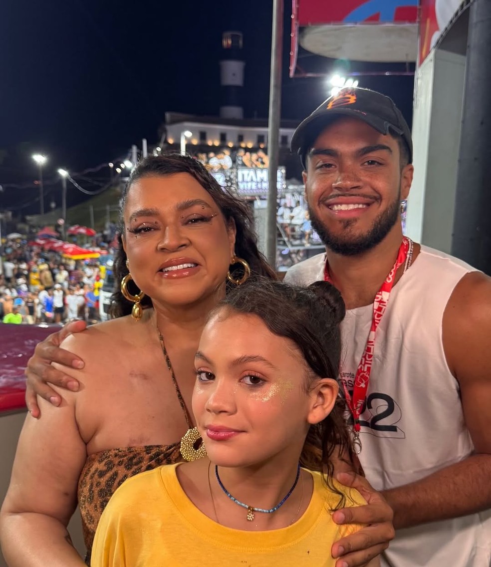 Preta Gil com o filho, Fran Gil, e a neta, Sol — Foto: Reprodução/Instagram