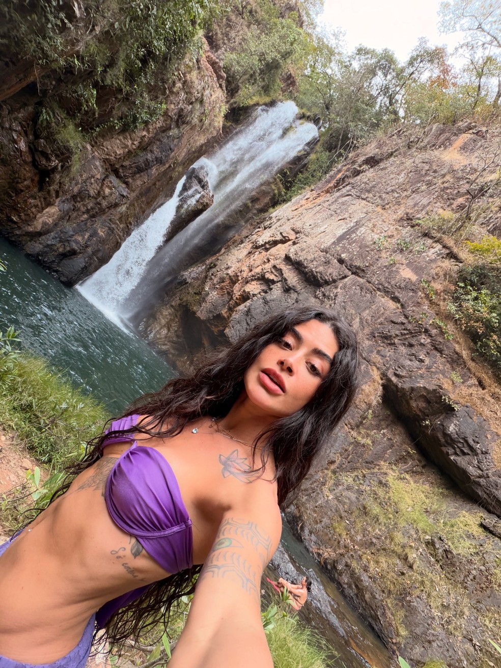 Em cachoeira, Aline Campos ostenta abdômen trincado e tatuagens que restaram após processo de remoção — Foto: Reprodução/Instagram