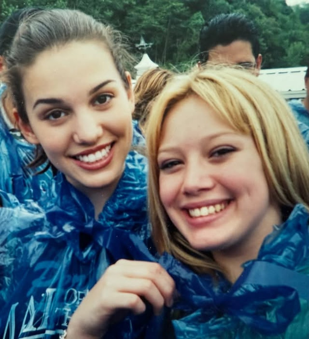 Cheers With Avery e Hillary Duff durante gravações de 'Cadete Kelly' (2002) — Foto: Reprodução/Instagram