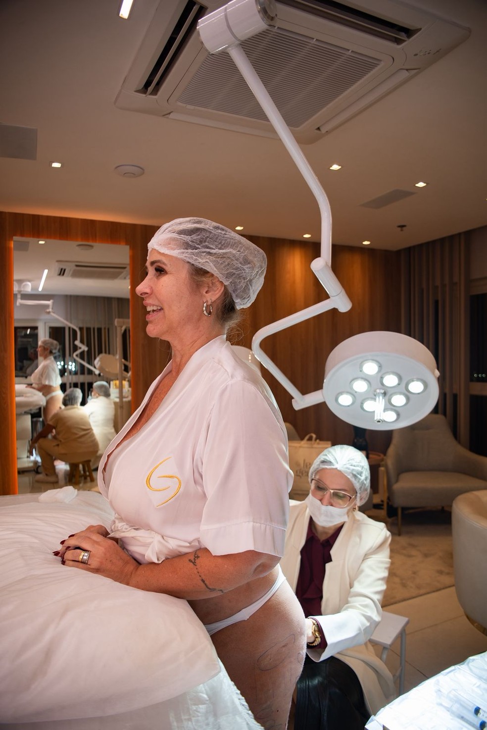 Após perder 20 kg, ex-Paquita Andréa Sorvetão passa por tratamento para celulite; confira! — Foto: @andreasorvetaooficial | @conradooficial | @clinicaleger | @goldincision | CO ASSESSORIA
