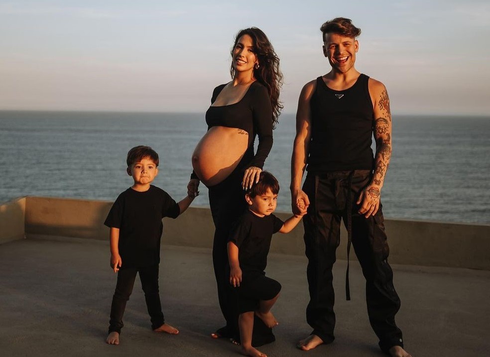 Gabi Brandt e Saulo Poncio com os filhos Davi, Henri e Beni — Foto: Reprodução/Instagram