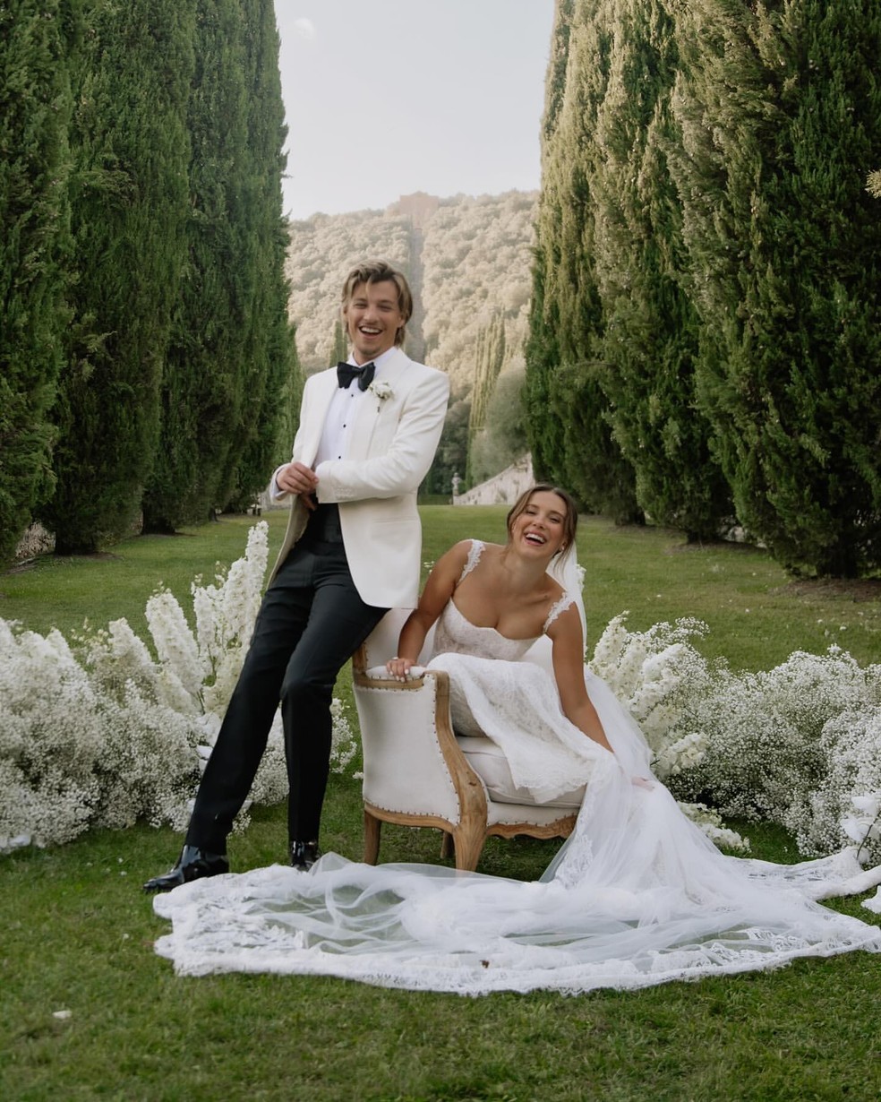 Jake abre álbum de casamento com Millie — Foto: Sandra von Riekhoff