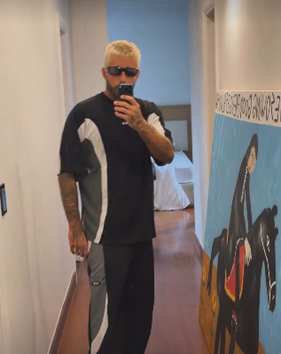 Pedro Scooby mostrou a produção que preparou para curtir o jogo da NFL — Foto: Reprodução/Instagram