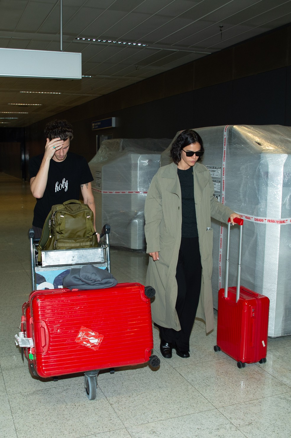 Bruna Marquezine e Shawn Mendes desembarcaram em SP — Foto: Eduardo Martins / Brazil News