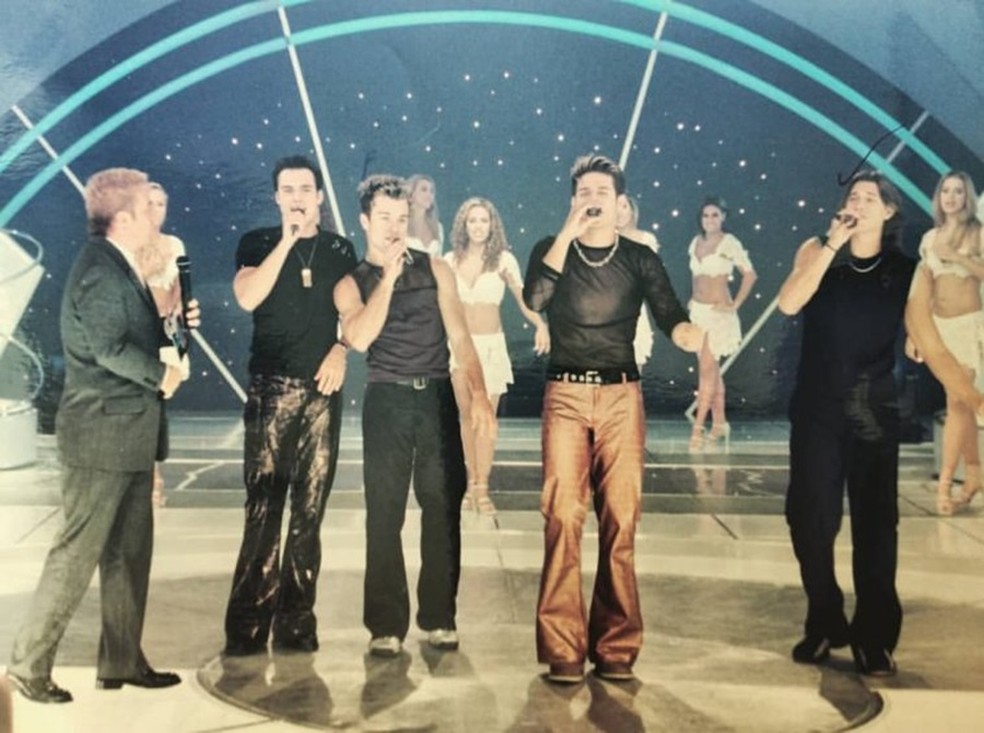 Como integrante do grupo Dominó, Klaus Hee participou de diversas atrações comandadas por Gugu Liberato, empresário da boy band — Foto: Reprodução/Instagram