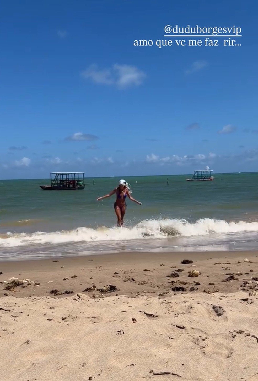 Deborah Secco se declara para o namorado em vídeo na praia: 'Você me ...