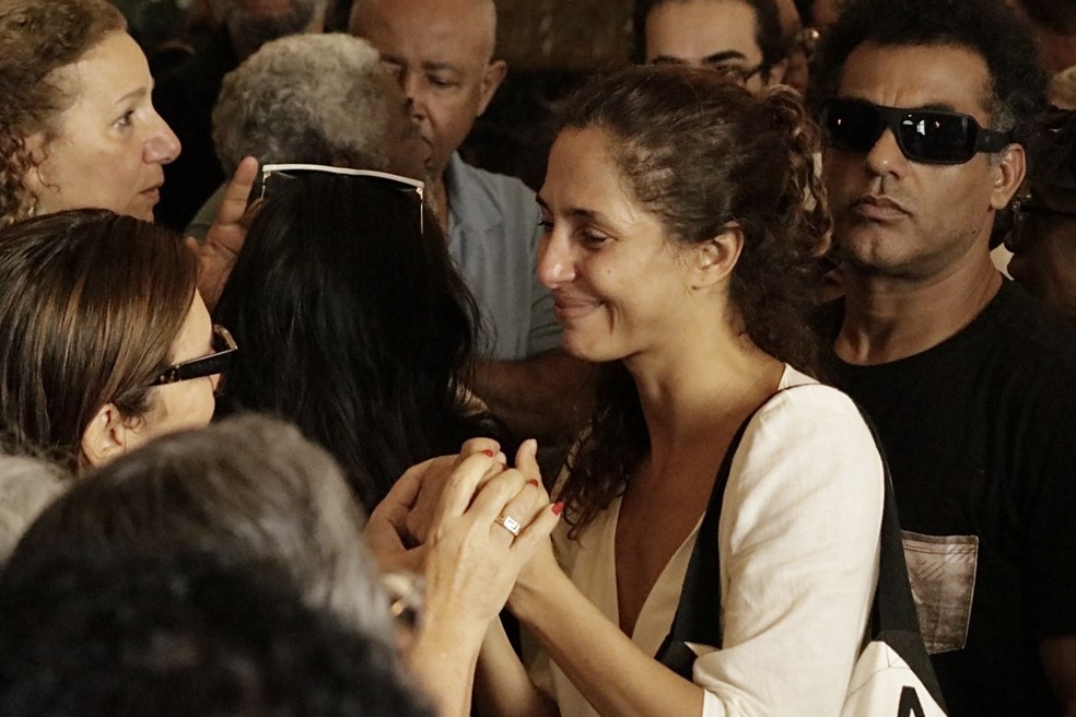 Amigos e familiares se despediram de Léa Garcia — Foto: CARLO ELIAS / BRAZIL NEWS