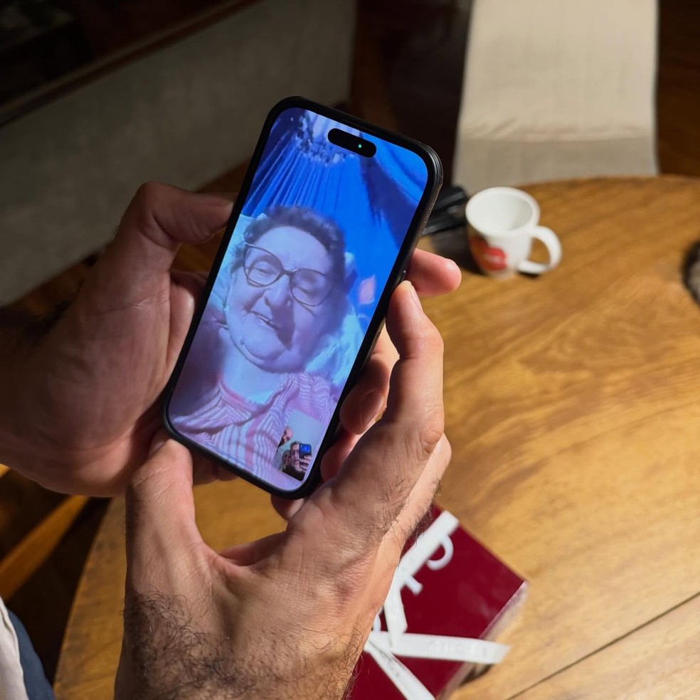 Tânia Maria, atriz de 'O Agente Secreto', recebendo notícia de indicações do filme ao Oscar — Foto: Reprodução/Instagram