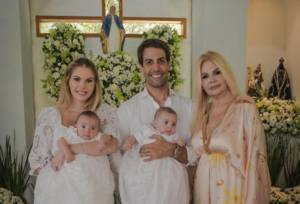 Monique Evans no batizado dos netos — Foto: Reprodução/Instagram