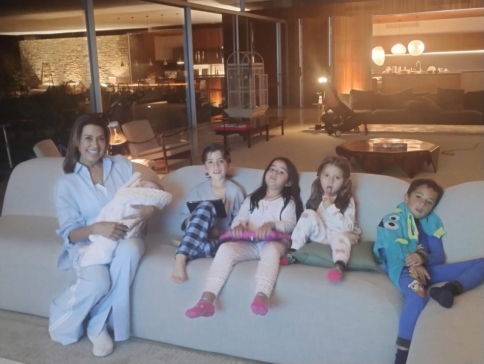 Solange Frazão com os cinco netos — Foto: Reprodução/Instagram