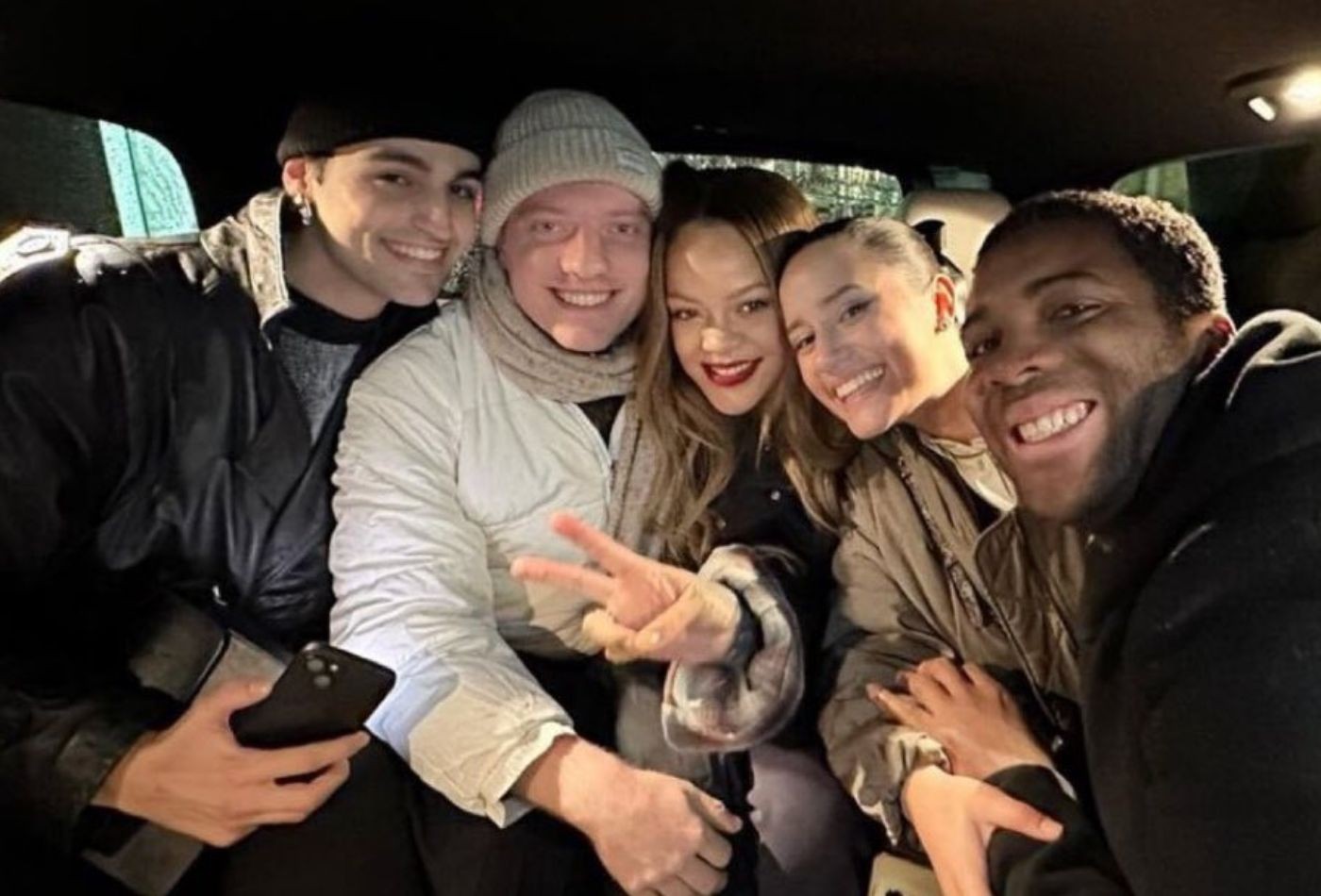 Em Milão, Rihanna convida fãs para entrarem no carro com ela; vídeo