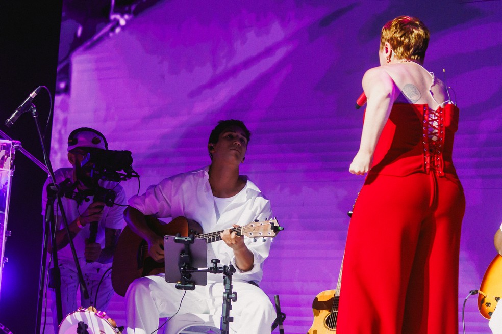 Maria Rita se apresenta com o filho, Antonio, no palco — Foto: Patricia Devoraes/BrazilNews