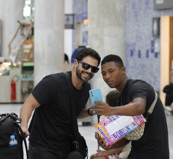 Simpáticos, Duda Nagle e Zoe atendem fãs em aeroporto do Rio