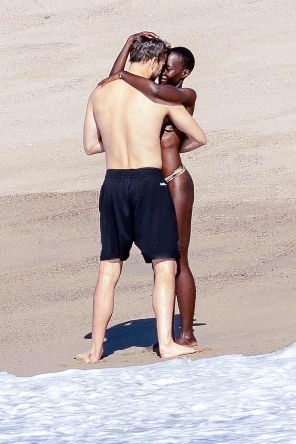 Joshua Jackson e Lupita Nyong'o — Foto: Grosby Group
