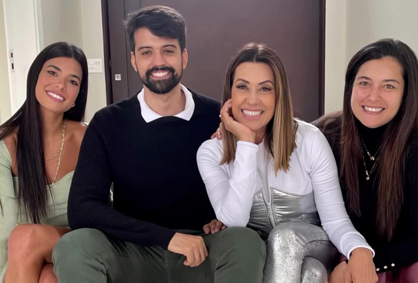 Discreta, Solange Frazão posta foto rara com os três filhos: 'Amor'; veja