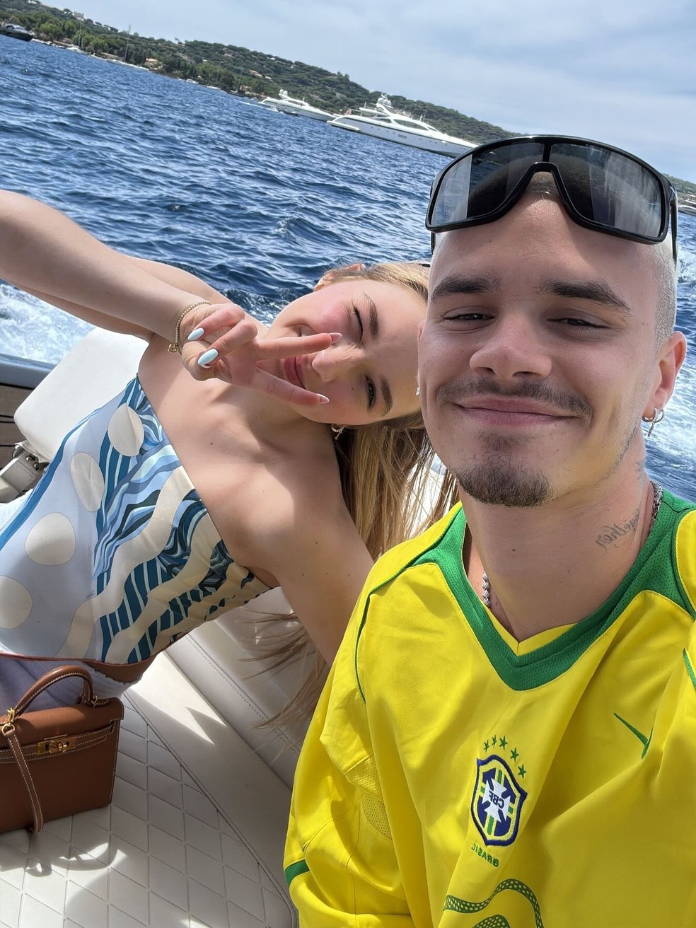 Romeo Beckham posa com camisa da Seleção e recebe carinho de fãs ...