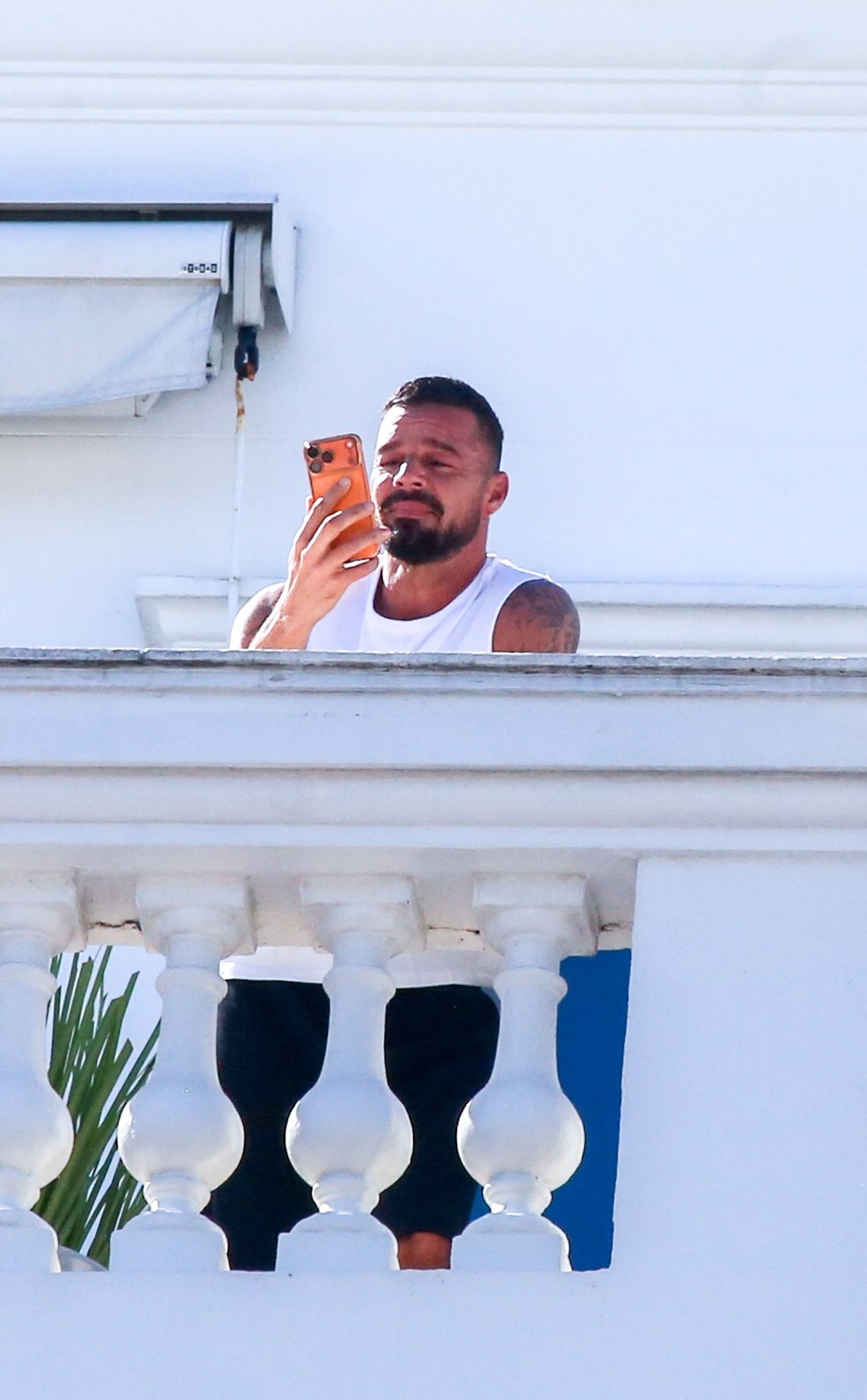 Ricky Martin curte bloco de Carnaval da varanda do Copacabana Palace