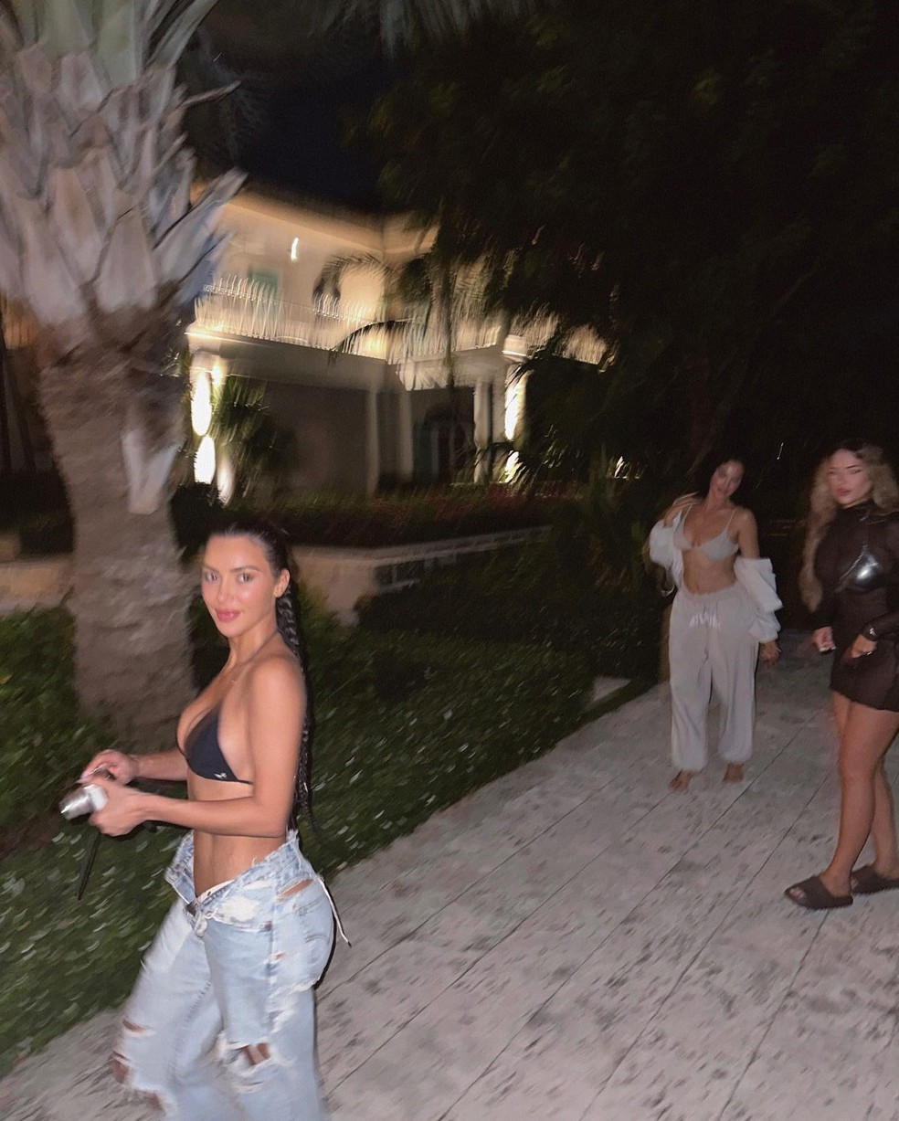Kim Kardashian com as amigas Olivia Pierson e Natalie June Halcro — Foto: Instagram