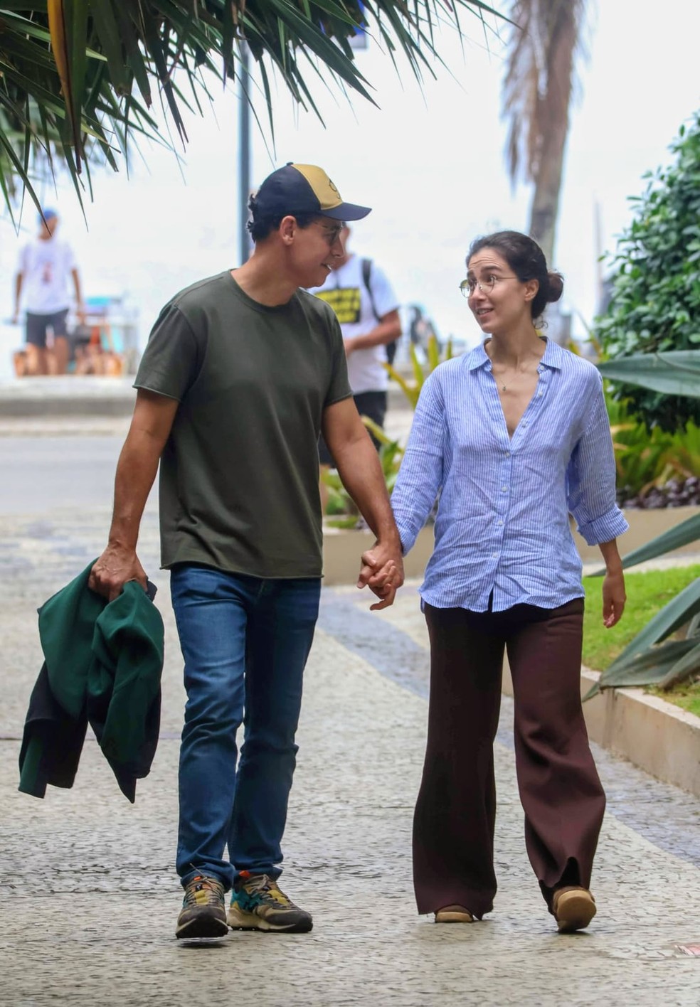 Marjorie Estiano passeia com o namorado, Márcio Maranhão — Foto: Daniel Delmiro/AgNews