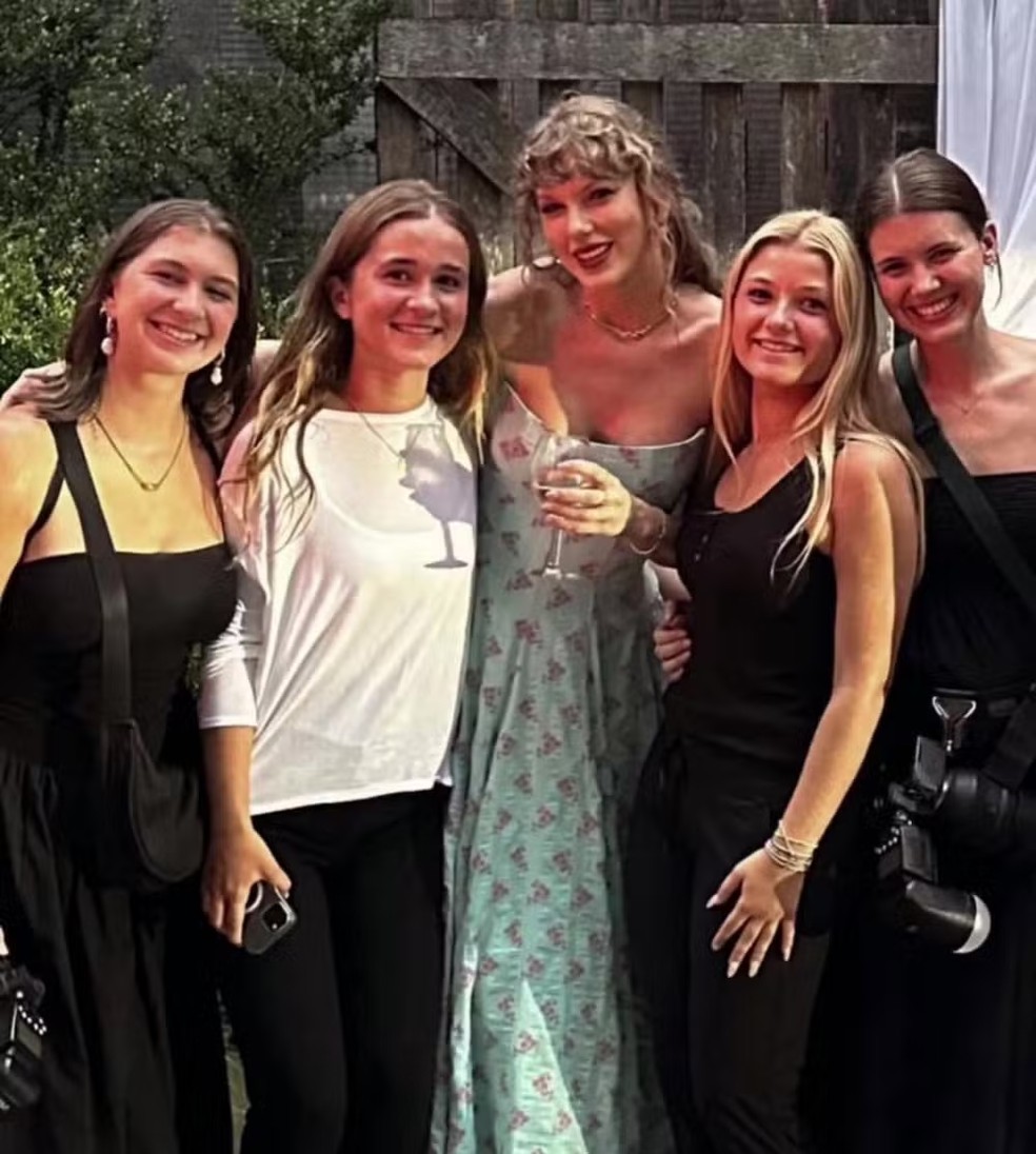 Taylor Swift e Travis Kelce em festa de casamento — Foto: Reprodução/Instagram