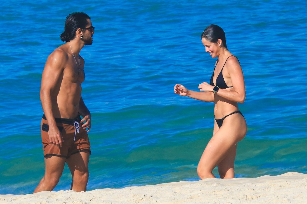Rodrigo Simas e Agatha Moreira na Praia da Barra da Tijuca — Foto: Fabrício Pioyani/AgNews