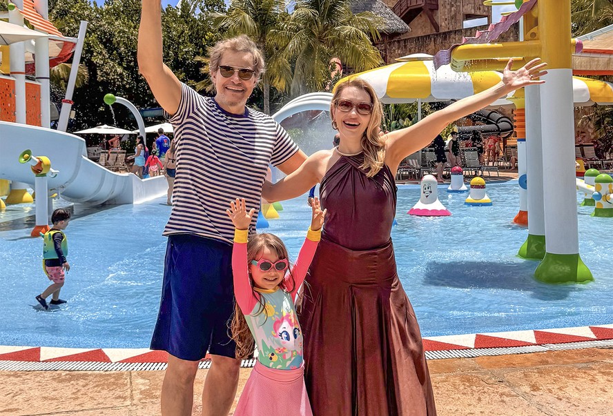 Edson Celulari e Karin Roepke com a filha, Chiara
