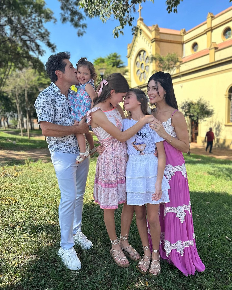 Daniel e Aline de Pádua com as filhas, Lara, Luiza e Olívia — Foto: Instagram