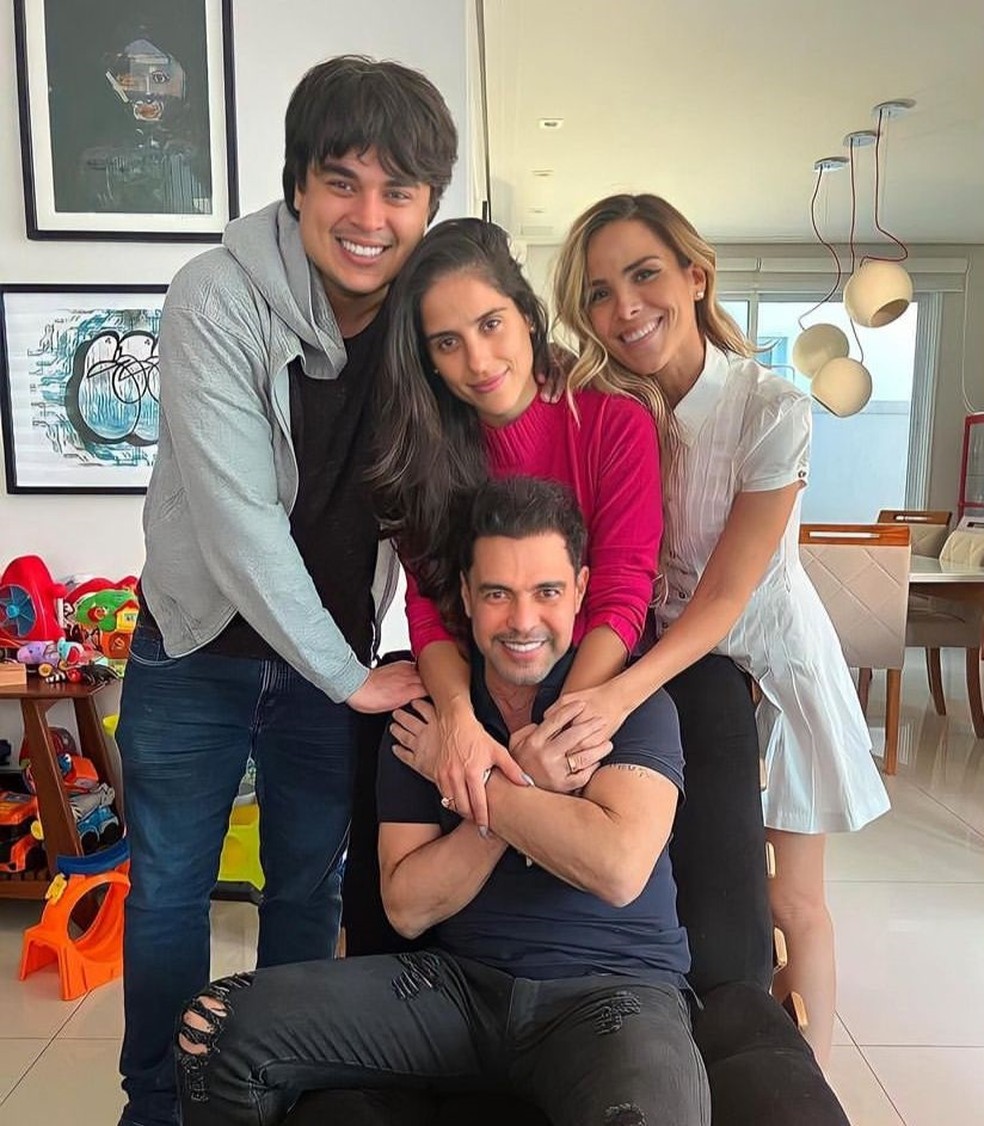 Igor com o pai, Zezé, e as irmãs, Camilla e Wanessa — Foto: Reprodução/ Instagram