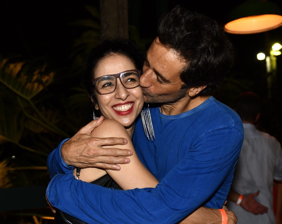 Marisa Monte e o marido fazem rara aparição no aniversário de Nelson Motta no Rio