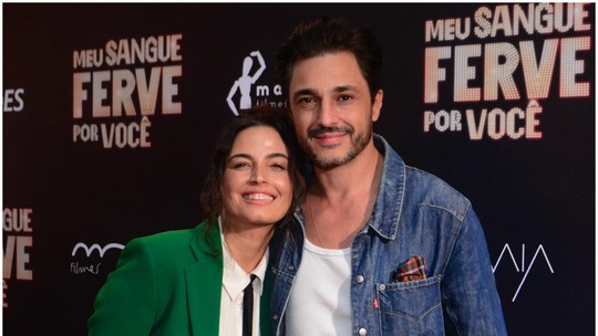 De terninho, Emanuelle Araújo vai com marido a pré-estreia de filme no Rio 