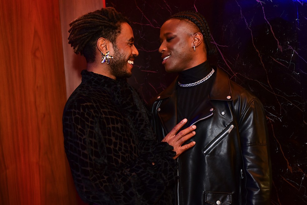 Ícaro Silva e o namorado, o cantor Izrra, curtem clima de romance em evento