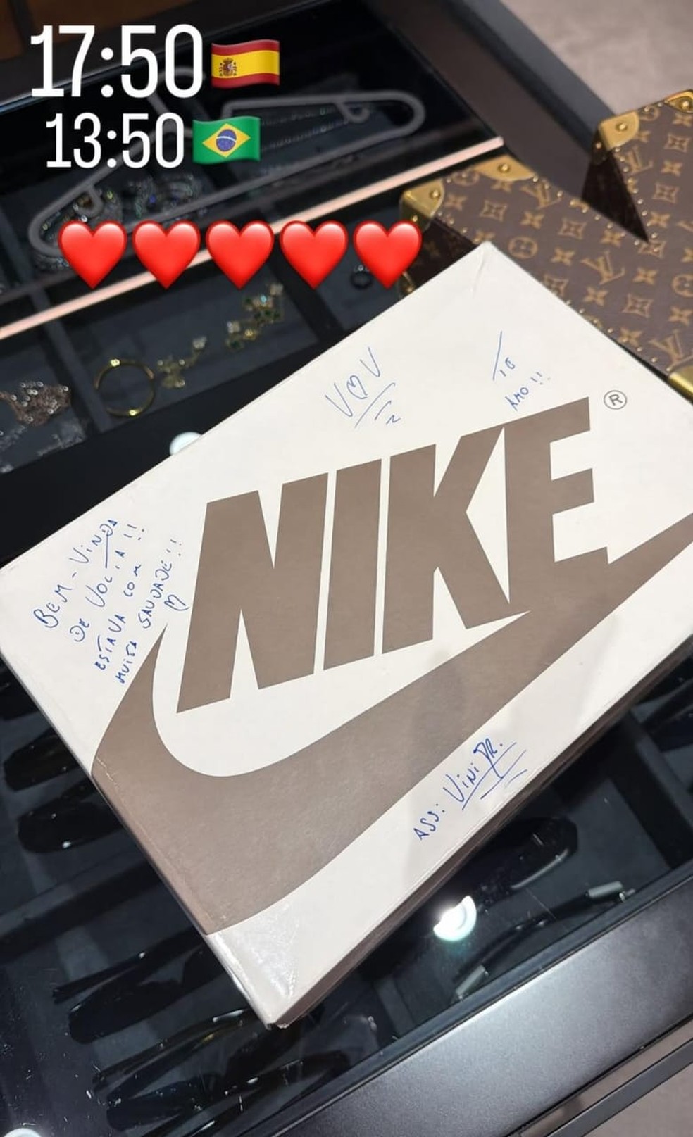 Virginia Fonseca ganha presente com declaração de Vini — Foto: Reprodução/Instagram