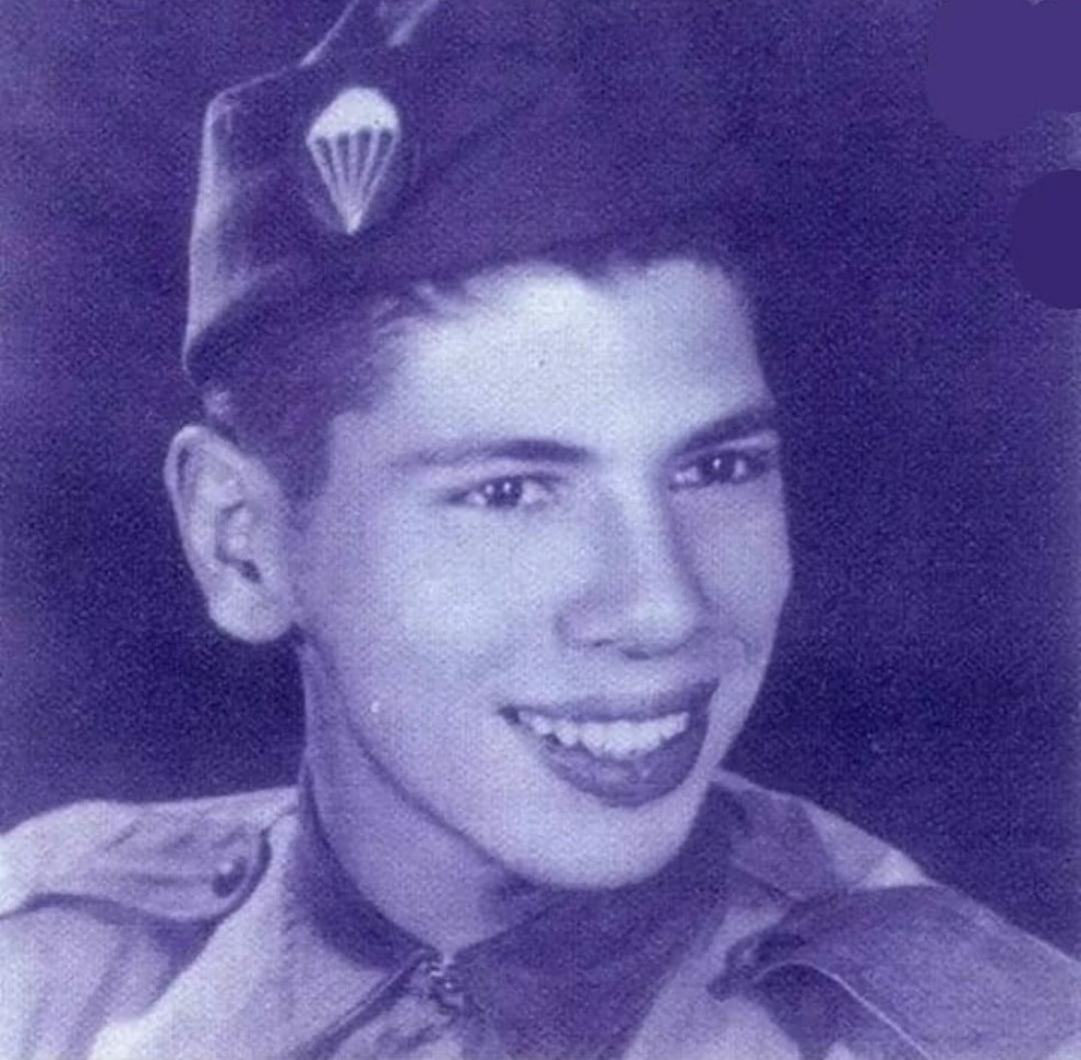 Silvio Santos foi paraquedista do Exército Brasileiro ao cumprir o serviço militar quando tinha 18 anos — Foto: Reprodução/SBT