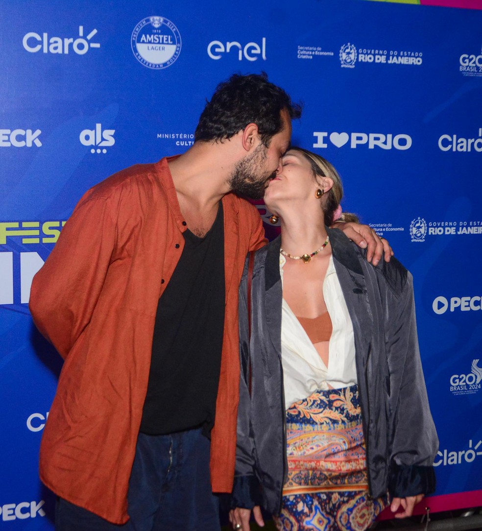 Eduardo Sterblitch dá beijão em Louise D'Tuani em festival no Rio