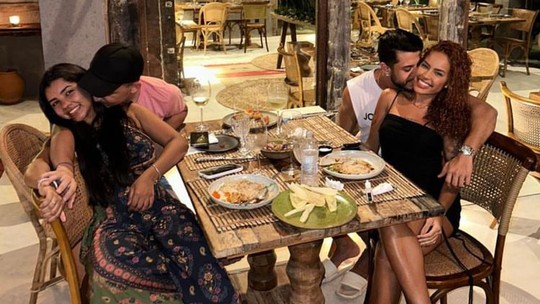 João Gomes e Ary Mirelle curtem jantar romântico com Sthe Matos e cantor Kevi Jonny
