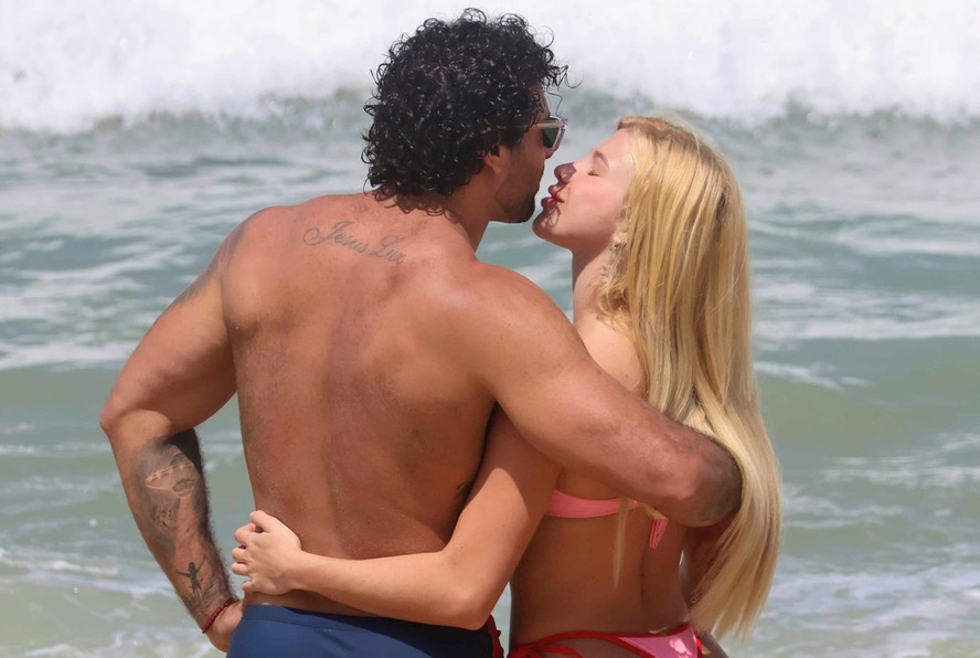 Jesus Luz e a namorada, Rafaela Mesquita, na Praia de São Conrado