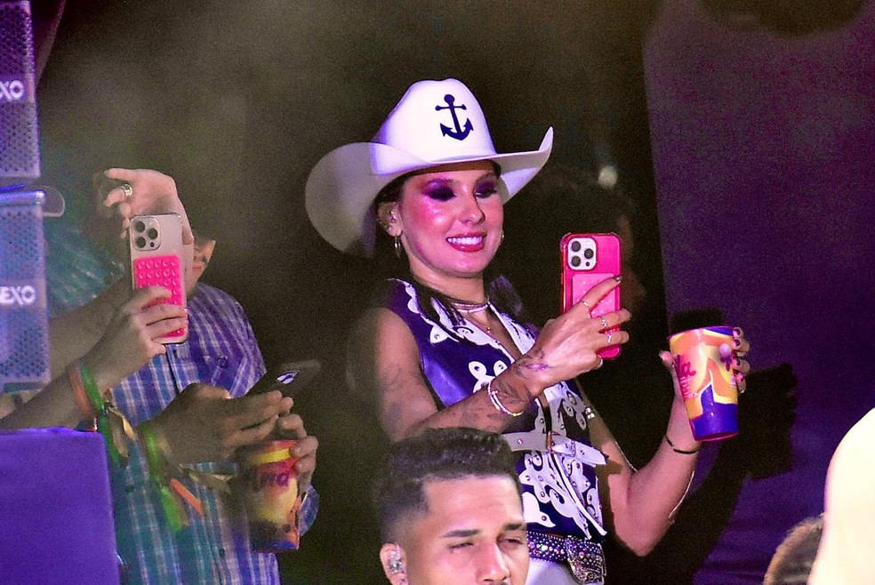 Ana Castela assiste a show de Gustavo Mioto em navio &mdash; Foto: Brazil News