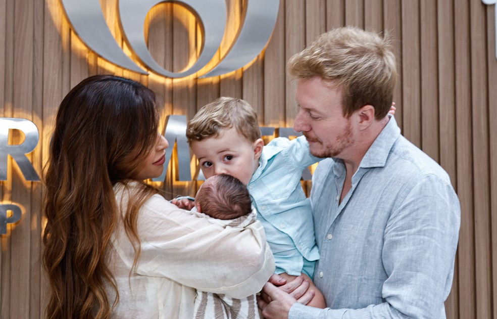 Gabi Luthai e Teo Teló com os dois filhos, Pietro e Matteo — Foto: Van Campos/AgNews