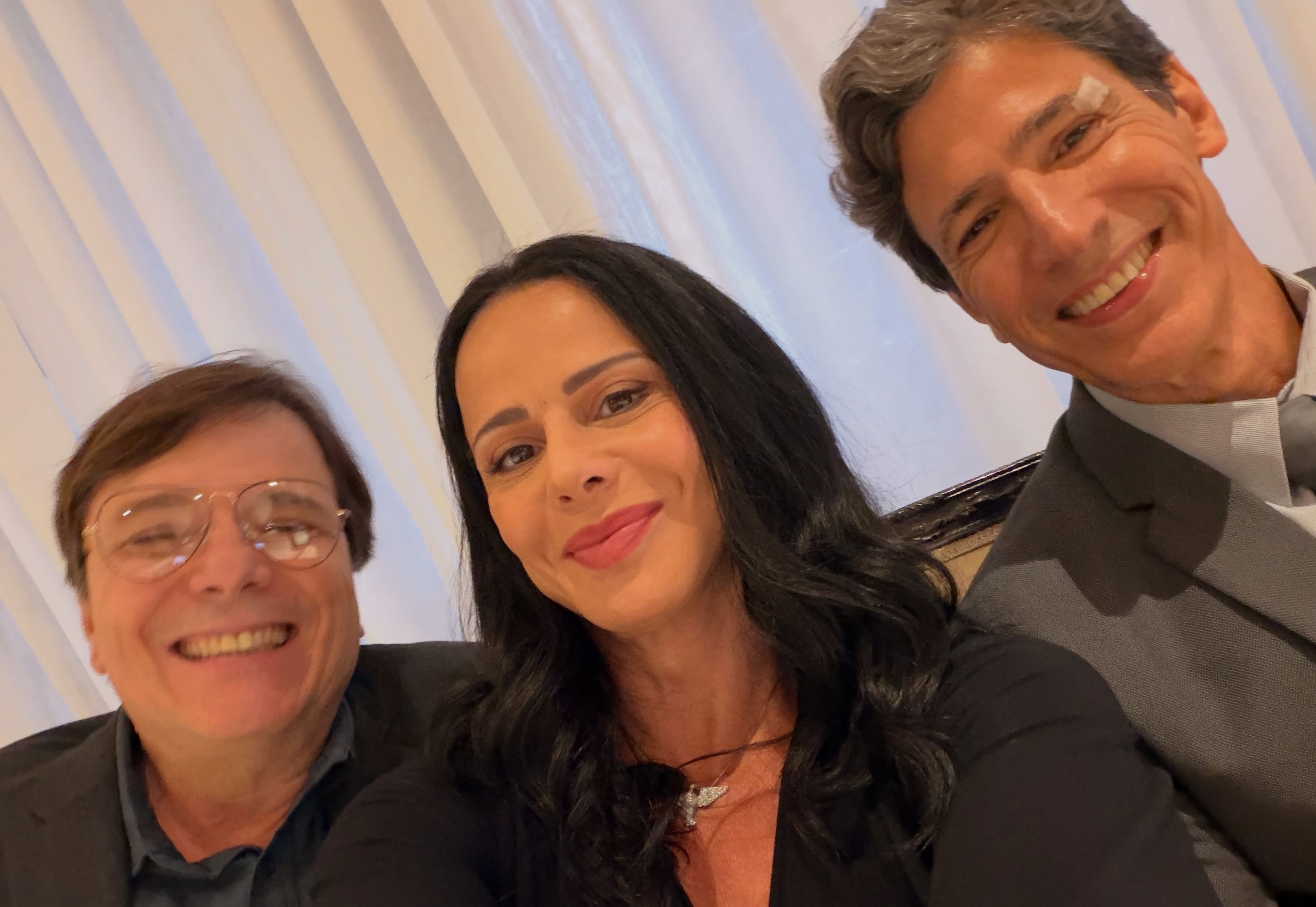 No elenco da mesma série de Belo, Viviane Araujo mostra fotos dos bastidores
