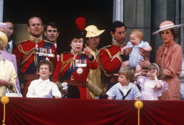 Rainha Elizabeth II e Charles com filhos e netos na varanda do Palácio de Buckingham