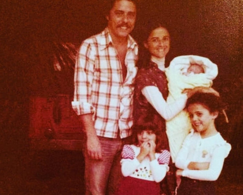 Chico Buarque e Marieta Severo com as filhas — Foto: Reprodução/Instagram