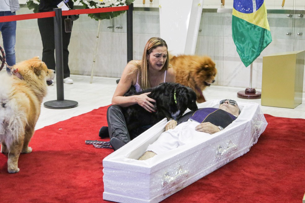 Com caixão no chão, viúva e cachorros de Nahim se despedem do cantor — Foto: Van Campos/AgNews